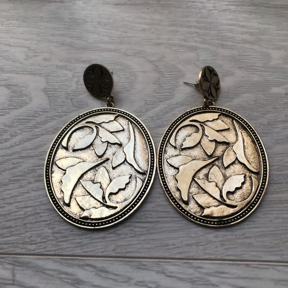 Golden Metal Oval Earrings - Picture 3 of 8